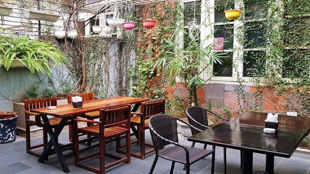 Quán cà phê Trill Rooftop Cafe được trang trí đẹp mắt, tinh tế