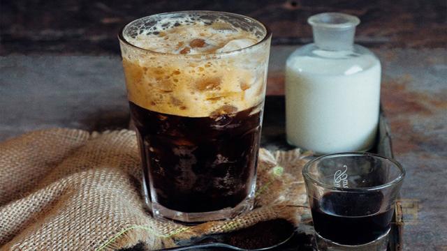 Cách Pha Cà Phê Sữa Bằng Máy