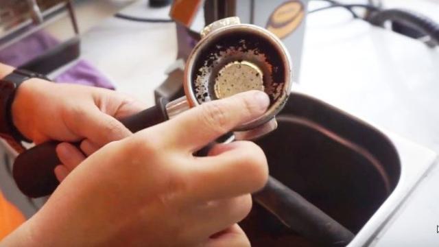 Cách Vệ Sinh Máy Pha Cà Phê Breville