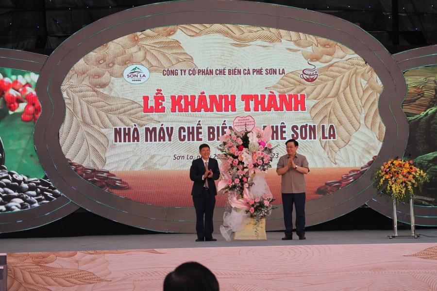 Chủ tịch Quốc hội Vương Đ&igrave;nh Huệ tặng hoa nh&agrave; m&aacute;y.