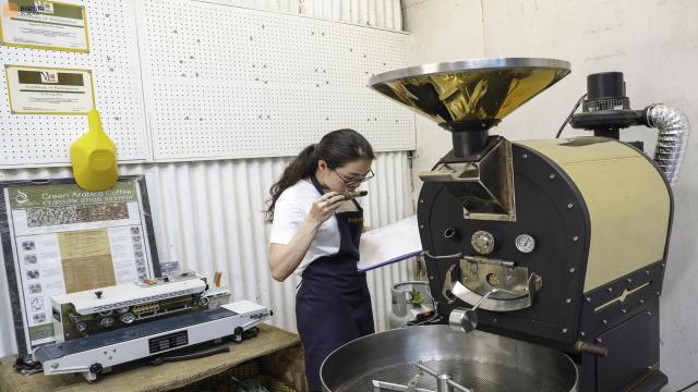 Nhưng Nghệ Nhân Rang Cà Phê